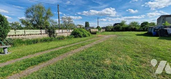 Maison de bourg d'une surface totale de 136 m² sur 1158 m² de terrain, comprenant :
entrée sur...