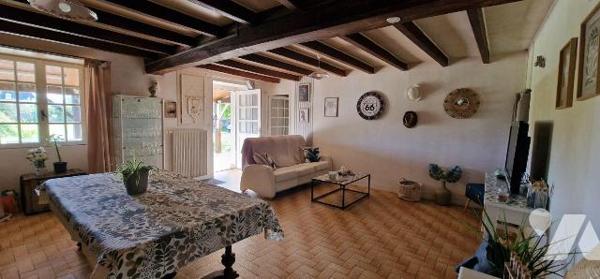 Maison de bourg d'une surface totale de 136 m² sur 1158 m² de terrain, comprenant :
entrée sur...
