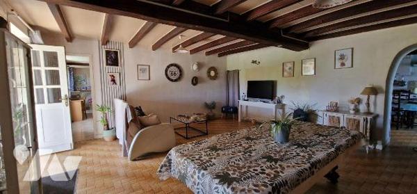 Maison de bourg d'une surface totale de 136 m² sur 1158 m² de terrain, comprenant :
entrée sur...
