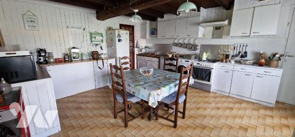 Maison de bourg d'une surface totale de 136 m² sur 1158 m² de terrain, comprenant :
entrée sur...