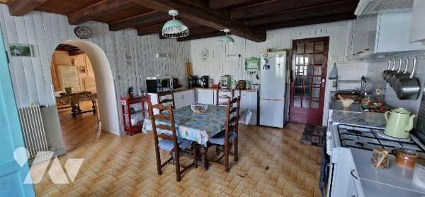 Maison de bourg d'une surface totale de 136 m² sur 1158 m² de terrain, comprenant :
entrée sur...