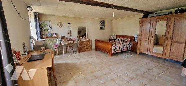 Maison de bourg d'une surface totale de 136 m² sur 1158 m² de terrain, comprenant :
entrée sur...
