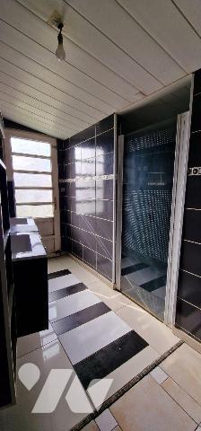 Maison de bourg d'une surface totale de 136 m² sur 1158 m² de terrain, comprenant :
entrée sur...