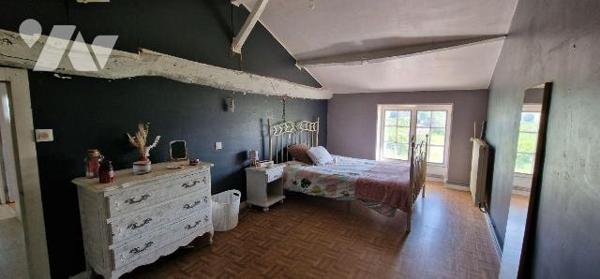 Maison de bourg d'une surface totale de 136 m² sur 1158 m² de terrain, comprenant :
entrée sur...