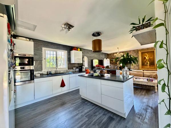 PEYMEINADE – Maison de 189 m² avec appartement indépendant, piscine, garage et terrain paysager de 1 290 m²(06)