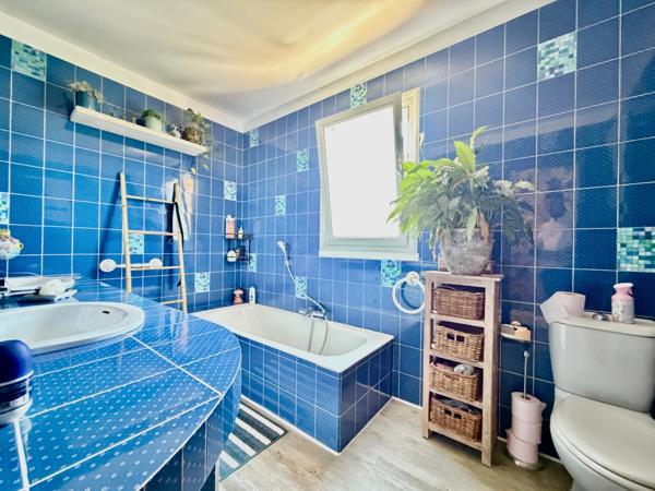 PEYMEINADE – Maison de 189 m² avec appartement indépendant, piscine, garage et terrain paysager de 1 290 m²(06)