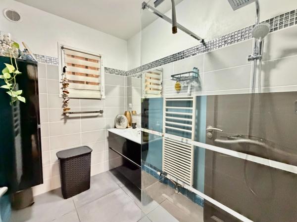 PEYMEINADE – Maison de 189 m² avec appartement indépendant, piscine, garage et terrain paysager de 1 290 m²(06)