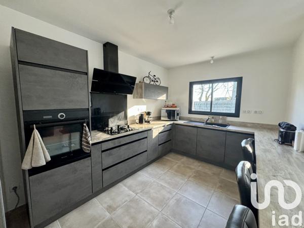 Maison 5 pièces de 110 m² à Vœuil-et-Giget (16400)