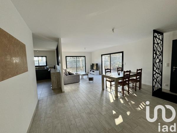 Maison 5 pièces de 110 m² à Vœuil-et-Giget (16400)