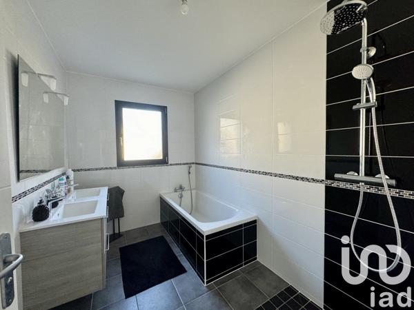 Maison 5 pièces de 110 m² à Vœuil-et-Giget (16400)