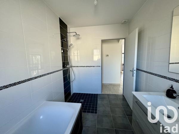 Maison 5 pièces de 110 m² à Vœuil-et-Giget (16400)