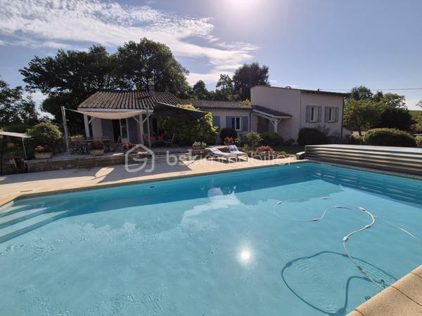Coup de cœur assuré pour cette magnifique villa de construction traditionnelle (1979) de 200 m² habitables, idéalement exposée à flan de coteaux dans un cadre préservé à seulement 3 km de la cité historique et thermale de Lectoure. Parfaitement entretenue, la propriété est implantée sur une parcelle paysagère de 3 293 m² offrant une vue panoramique magnifique sur la ville de Lectoure d'une part et la chaîne des Pyrénées d'autre part. 
L'intérieur se distingue par ses volumes et sa luminosité. Vous découvrirez un vaste espace de vie de 50 m² avec cuisine ouverte et dînatoire entièrement équipée (avec son îlot central moderne conçu par un cuisiniste local). Ce séjour impressionne par son magnifique plafond cathédrale aux poutres apparentes et son insert à bois chaleureux. Les baies vitrées offrent un accès direct et de plain-pied vers les terrasses extérieures, créant une transition fluide entre l'intérieur, le jardin et la piscine aux belles dimensions 10x5. 
La maison principale propose 5 belles chambres avec placards (de 10 à 13m²) dont 3 mansardées, ainsi que 3 salles d’eau/bain bien réparties. Une pièce indépendante est idéalement aménagée en salle de musique ou de loisirs, une autre en bureau de télétravail, une troisième en buanderie/pièce de rangement de 20m². 
Atout majeur de cette propriété : un appartement indépendant de 35m² tout confort comprenant une chambre, un séjour/cuisine, une salle d'eau/wc et un espace nuit d'appoint en mezzanine,  idéal pour accueillir des proches en toute intimité ou pour générer d'excellents revenus en location saisonnière (très forte demande de vacances dans la région de Lectoure). 
Le parc arboré s'ouvre sur un espace détente d'exception : une grande piscine sécurisée par un volet roulant, entourée de superbes terrasses ombragées par des stores bannes, idéales pour vos repas d'été face aux champs de tournesols et au panorama pyrénéen. Deux garages et une grande cave complètent les prestations. Cette maison est en parfait état, très bien entretenue, avec un confort appréciable l'été grâce aux climatisations réversibles et le double vitrage, et en hiver avec l'insert (DPE en lettre C). Assainissement par Tout-à-l'égout. 

Remarque : durant la période estivale, les visites peuvent avoir lieu de 11h à 16h le 25/07, le 01/08, 15/08, 22/08. Prenez sans tarder rendez-vous au 06 79 15 47 27 pour ne pas rater cette opportunité !