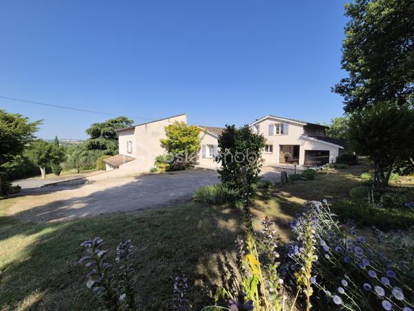 Coup de cœur assuré pour cette magnifique villa de construction traditionnelle (1979) de 200 m² habitables, idéalement exposée à flan de coteaux dans un cadre préservé à seulement 3 km de la cité historique et thermale de Lectoure. Parfaitement entretenue, la propriété est implantée sur une parcelle paysagère de 3 293 m² offrant une vue panoramique magnifique sur la ville de Lectoure d'une part et la chaîne des Pyrénées d'autre part. 
L'intérieur se distingue par ses volumes et sa luminosité. Vous découvrirez un vaste espace de vie de 50 m² avec cuisine ouverte et dînatoire entièrement équipée (avec son îlot central moderne conçu par un cuisiniste local). Ce séjour impressionne par son magnifique plafond cathédrale aux poutres apparentes et son insert à bois chaleureux. Les baies vitrées offrent un accès direct et de plain-pied vers les terrasses extérieures, créant une transition fluide entre l'intérieur, le jardin et la piscine aux belles dimensions 10x5. 
La maison principale propose 5 belles chambres avec placards (de 10 à 13m²) dont 3 mansardées, ainsi que 3 salles d’eau/bain bien réparties. Une pièce indépendante est idéalement aménagée en salle de musique ou de loisirs, une autre en bureau de télétravail, une troisième en buanderie/pièce de rangement de 20m². 
Atout majeur de cette propriété : un appartement indépendant de 35m² tout confort comprenant une chambre, un séjour/cuisine, une salle d'eau/wc et un espace nuit d'appoint en mezzanine,  idéal pour accueillir des proches en toute intimité ou pour générer d'excellents revenus en location saisonnière (très forte demande de vacances dans la région de Lectoure). 
Le parc arboré s'ouvre sur un espace détente d'exception : une grande piscine sécurisée par un volet roulant, entourée de superbes terrasses ombragées par des stores bannes, idéales pour vos repas d'été face aux champs de tournesols et au panorama pyrénéen. Deux garages et une grande cave complètent les prestations. Cette maison est en parfait état, très bien entretenue, avec un confort appréciable l'été grâce aux climatisations réversibles et le double vitrage, et en hiver avec l'insert (DPE en lettre C). Assainissement par Tout-à-l'égout. 

Remarque : durant la période estivale, les visites peuvent avoir lieu de 11h à 16h le 25/07, le 01/08, 15/08, 22/08. Prenez sans tarder rendez-vous au 06 79 15 47 27 pour ne pas rater cette opportunité !