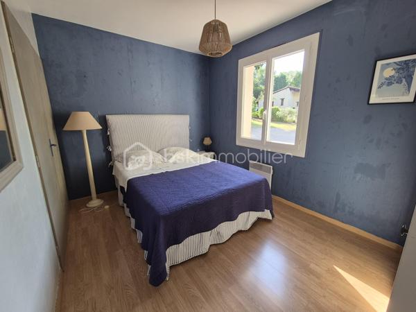 Coup de cœur assuré pour cette magnifique villa de construction traditionnelle (1979) de 200 m² habitables, idéalement exposée à flan de coteaux dans un cadre préservé à seulement 3 km de la cité historique et thermale de Lectoure. Parfaitement entretenue, la propriété est implantée sur une parcelle paysagère de 3 293 m² offrant une vue panoramique magnifique sur la ville de Lectoure d'une part et la chaîne des Pyrénées d'autre part. 
L'intérieur se distingue par ses volumes et sa luminosité. Vous découvrirez un vaste espace de vie de 50 m² avec cuisine ouverte et dînatoire entièrement équipée (avec son îlot central moderne conçu par un cuisiniste local). Ce séjour impressionne par son magnifique plafond cathédrale aux poutres apparentes et son insert à bois chaleureux. Les baies vitrées offrent un accès direct et de plain-pied vers les terrasses extérieures, créant une transition fluide entre l'intérieur, le jardin et la piscine aux belles dimensions 10x5. 
La maison principale propose 5 belles chambres avec placards (de 10 à 13m²) dont 3 mansardées, ainsi que 3 salles d’eau/bain bien réparties. Une pièce indépendante est idéalement aménagée en salle de musique ou de loisirs, une autre en bureau de télétravail, une troisième en buanderie/pièce de rangement de 20m². 
Atout majeur de cette propriété : un appartement indépendant de 35m² tout confort comprenant une chambre, un séjour/cuisine, une salle d'eau/wc et un espace nuit d'appoint en mezzanine,  idéal pour accueillir des proches en toute intimité ou pour générer d'excellents revenus en location saisonnière (très forte demande de vacances dans la région de Lectoure). 
Le parc arboré s'ouvre sur un espace détente d'exception : une grande piscine sécurisée par un volet roulant, entourée de superbes terrasses ombragées par des stores bannes, idéales pour vos repas d'été face aux champs de tournesols et au panorama pyrénéen. Deux garages et une grande cave complètent les prestations. Cette maison est en parfait état, très bien entretenue, avec un confort appréciable l'été grâce aux climatisations réversibles et le double vitrage, et en hiver avec l'insert (DPE en lettre C). Assainissement par Tout-à-l'égout. 

Remarque : durant la période estivale, les visites peuvent avoir lieu de 11h à 16h le 25/07, le 01/08, 15/08, 22/08. Prenez sans tarder rendez-vous au 06 79 15 47 27 pour ne pas rater cette opportunité !