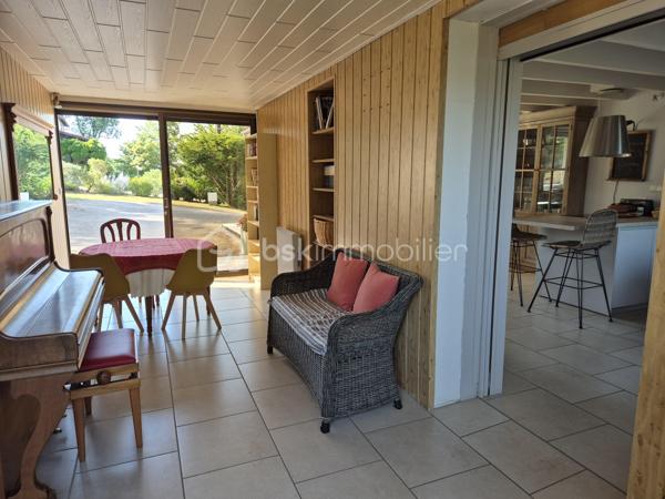 Coup de cœur assuré pour cette magnifique villa de construction traditionnelle (1979) de 200 m² habitables, idéalement exposée à flan de coteaux dans un cadre préservé à seulement 3 km de la cité historique et thermale de Lectoure. Parfaitement entretenue, la propriété est implantée sur une parcelle paysagère de 3 293 m² offrant une vue panoramique magnifique sur la ville de Lectoure d'une part et la chaîne des Pyrénées d'autre part. 
L'intérieur se distingue par ses volumes et sa luminosité. Vous découvrirez un vaste espace de vie de 50 m² avec cuisine ouverte et dînatoire entièrement équipée (avec son îlot central moderne conçu par un cuisiniste local). Ce séjour impressionne par son magnifique plafond cathédrale aux poutres apparentes et son insert à bois chaleureux. Les baies vitrées offrent un accès direct et de plain-pied vers les terrasses extérieures, créant une transition fluide entre l'intérieur, le jardin et la piscine aux belles dimensions 10x5. 
La maison principale propose 5 belles chambres avec placards (de 10 à 13m²) dont 3 mansardées, ainsi que 3 salles d’eau/bain bien réparties. Une pièce indépendante est idéalement aménagée en salle de musique ou de loisirs, une autre en bureau de télétravail, une troisième en buanderie/pièce de rangement de 20m². 
Atout majeur de cette propriété : un appartement indépendant de 35m² tout confort comprenant une chambre, un séjour/cuisine, une salle d'eau/wc et un espace nuit d'appoint en mezzanine,  idéal pour accueillir des proches en toute intimité ou pour générer d'excellents revenus en location saisonnière (très forte demande de vacances dans la région de Lectoure). 
Le parc arboré s'ouvre sur un espace détente d'exception : une grande piscine sécurisée par un volet roulant, entourée de superbes terrasses ombragées par des stores bannes, idéales pour vos repas d'été face aux champs de tournesols et au panorama pyrénéen. Deux garages et une grande cave complètent les prestations. Cette maison est en parfait état, très bien entretenue, avec un confort appréciable l'été grâce aux climatisations réversibles et le double vitrage, et en hiver avec l'insert (DPE en lettre C). Assainissement par Tout-à-l'égout. 

Remarque : durant la période estivale, les visites peuvent avoir lieu de 11h à 16h le 25/07, le 01/08, 15/08, 22/08. Prenez sans tarder rendez-vous au 06 79 15 47 27 pour ne pas rater cette opportunité !