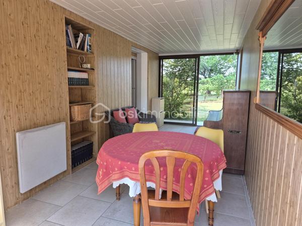 Coup de cœur assuré pour cette magnifique villa de construction traditionnelle (1979) de 200 m² habitables, idéalement exposée à flan de coteaux dans un cadre préservé à seulement 3 km de la cité historique et thermale de Lectoure. Parfaitement entretenue, la propriété est implantée sur une parcelle paysagère de 3 293 m² offrant une vue panoramique magnifique sur la ville de Lectoure d'une part et la chaîne des Pyrénées d'autre part. 
L'intérieur se distingue par ses volumes et sa luminosité. Vous découvrirez un vaste espace de vie de 50 m² avec cuisine ouverte et dînatoire entièrement équipée (avec son îlot central moderne conçu par un cuisiniste local). Ce séjour impressionne par son magnifique plafond cathédrale aux poutres apparentes et son insert à bois chaleureux. Les baies vitrées offrent un accès direct et de plain-pied vers les terrasses extérieures, créant une transition fluide entre l'intérieur, le jardin et la piscine aux belles dimensions 10x5. 
La maison principale propose 5 belles chambres avec placards (de 10 à 13m²) dont 3 mansardées, ainsi que 3 salles d’eau/bain bien réparties. Une pièce indépendante est idéalement aménagée en salle de musique ou de loisirs, une autre en bureau de télétravail, une troisième en buanderie/pièce de rangement de 20m². 
Atout majeur de cette propriété : un appartement indépendant de 35m² tout confort comprenant une chambre, un séjour/cuisine, une salle d'eau/wc et un espace nuit d'appoint en mezzanine,  idéal pour accueillir des proches en toute intimité ou pour générer d'excellents revenus en location saisonnière (très forte demande de vacances dans la région de Lectoure). 
Le parc arboré s'ouvre sur un espace détente d'exception : une grande piscine sécurisée par un volet roulant, entourée de superbes terrasses ombragées par des stores bannes, idéales pour vos repas d'été face aux champs de tournesols et au panorama pyrénéen. Deux garages et une grande cave complètent les prestations. Cette maison est en parfait état, très bien entretenue, avec un confort appréciable l'été grâce aux climatisations réversibles et le double vitrage, et en hiver avec l'insert (DPE en lettre C). Assainissement par Tout-à-l'égout. 

Remarque : durant la période estivale, les visites peuvent avoir lieu de 11h à 16h le 25/07, le 01/08, 15/08, 22/08. Prenez sans tarder rendez-vous au 06 79 15 47 27 pour ne pas rater cette opportunité !