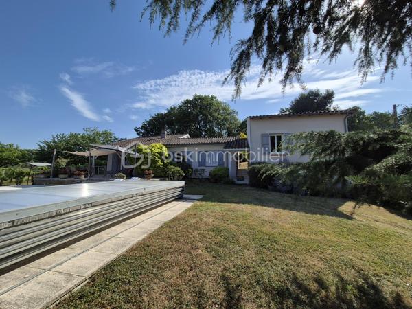 Coup de cœur assuré pour cette magnifique villa de construction traditionnelle (1979) de 200 m² habitables, idéalement exposée à flan de coteaux dans un cadre préservé à seulement 3 km de la cité historique et thermale de Lectoure. Parfaitement entretenue, la propriété est implantée sur une parcelle paysagère de 3 293 m² offrant une vue panoramique magnifique sur la ville de Lectoure d'une part et la chaîne des Pyrénées d'autre part. 
L'intérieur se distingue par ses volumes et sa luminosité. Vous découvrirez un vaste espace de vie de 50 m² avec cuisine ouverte et dînatoire entièrement équipée (avec son îlot central moderne conçu par un cuisiniste local). Ce séjour impressionne par son magnifique plafond cathédrale aux poutres apparentes et son insert à bois chaleureux. Les baies vitrées offrent un accès direct et de plain-pied vers les terrasses extérieures, créant une transition fluide entre l'intérieur, le jardin et la piscine aux belles dimensions 10x5. 
La maison principale propose 5 belles chambres avec placards (de 10 à 13m²) dont 3 mansardées, ainsi que 3 salles d’eau/bain bien réparties. Une pièce indépendante est idéalement aménagée en salle de musique ou de loisirs, une autre en bureau de télétravail, une troisième en buanderie/pièce de rangement de 20m². 
Atout majeur de cette propriété : un appartement indépendant de 35m² tout confort comprenant une chambre, un séjour/cuisine, une salle d'eau/wc et un espace nuit d'appoint en mezzanine,  idéal pour accueillir des proches en toute intimité ou pour générer d'excellents revenus en location saisonnière (très forte demande de vacances dans la région de Lectoure). 
Le parc arboré s'ouvre sur un espace détente d'exception : une grande piscine sécurisée par un volet roulant, entourée de superbes terrasses ombragées par des stores bannes, idéales pour vos repas d'été face aux champs de tournesols et au panorama pyrénéen. Deux garages et une grande cave complètent les prestations. Cette maison est en parfait état, très bien entretenue, avec un confort appréciable l'été grâce aux climatisations réversibles et le double vitrage, et en hiver avec l'insert (DPE en lettre C). Assainissement par Tout-à-l'égout. 

Remarque : durant la période estivale, les visites peuvent avoir lieu de 11h à 16h le 25/07, le 01/08, 15/08, 22/08. Prenez sans tarder rendez-vous au 06 79 15 47 27 pour ne pas rater cette opportunité !