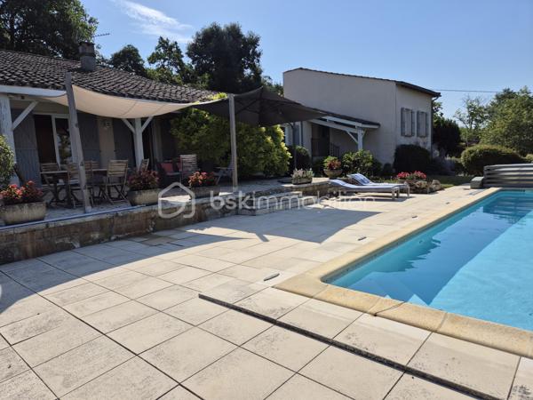 Coup de cœur assuré pour cette magnifique villa de construction traditionnelle (1979) de 200 m² habitables, idéalement exposée à flan de coteaux dans un cadre préservé à seulement 3 km de la cité historique et thermale de Lectoure. Parfaitement entretenue, la propriété est implantée sur une parcelle paysagère de 3 293 m² offrant une vue panoramique magnifique sur la ville de Lectoure d'une part et la chaîne des Pyrénées d'autre part. 
L'intérieur se distingue par ses volumes et sa luminosité. Vous découvrirez un vaste espace de vie de 50 m² avec cuisine ouverte et dînatoire entièrement équipée (avec son îlot central moderne conçu par un cuisiniste local). Ce séjour impressionne par son magnifique plafond cathédrale aux poutres apparentes et son insert à bois chaleureux. Les baies vitrées offrent un accès direct et de plain-pied vers les terrasses extérieures, créant une transition fluide entre l'intérieur, le jardin et la piscine aux belles dimensions 10x5. 
La maison principale propose 5 belles chambres avec placards (de 10 à 13m²) dont 3 mansardées, ainsi que 3 salles d’eau/bain bien réparties. Une pièce indépendante est idéalement aménagée en salle de musique ou de loisirs, une autre en bureau de télétravail, une troisième en buanderie/pièce de rangement de 20m². 
Atout majeur de cette propriété : un appartement indépendant de 35m² tout confort comprenant une chambre, un séjour/cuisine, une salle d'eau/wc et un espace nuit d'appoint en mezzanine,  idéal pour accueillir des proches en toute intimité ou pour générer d'excellents revenus en location saisonnière (très forte demande de vacances dans la région de Lectoure). 
Le parc arboré s'ouvre sur un espace détente d'exception : une grande piscine sécurisée par un volet roulant, entourée de superbes terrasses ombragées par des stores bannes, idéales pour vos repas d'été face aux champs de tournesols et au panorama pyrénéen. Deux garages et une grande cave complètent les prestations. Cette maison est en parfait état, très bien entretenue, avec un confort appréciable l'été grâce aux climatisations réversibles et le double vitrage, et en hiver avec l'insert (DPE en lettre C). Assainissement par Tout-à-l'égout. 

Remarque : durant la période estivale, les visites peuvent avoir lieu de 11h à 16h le 25/07, le 01/08, 15/08, 22/08. Prenez sans tarder rendez-vous au 06 79 15 47 27 pour ne pas rater cette opportunité !