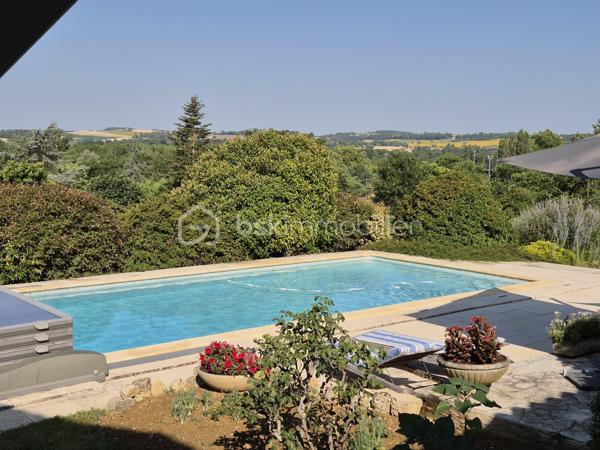 Coup de cœur assuré pour cette magnifique villa de construction traditionnelle (1979) de 200 m² habitables, idéalement exposée à flan de coteaux dans un cadre préservé à seulement 3 km de la cité historique et thermale de Lectoure. Parfaitement entretenue, la propriété est implantée sur une parcelle paysagère de 3 293 m² offrant une vue panoramique magnifique sur la ville de Lectoure d'une part et la chaîne des Pyrénées d'autre part. 
L'intérieur se distingue par ses volumes et sa luminosité. Vous découvrirez un vaste espace de vie de 50 m² avec cuisine ouverte et dînatoire entièrement équipée (avec son îlot central moderne conçu par un cuisiniste local). Ce séjour impressionne par son magnifique plafond cathédrale aux poutres apparentes et son insert à bois chaleureux. Les baies vitrées offrent un accès direct et de plain-pied vers les terrasses extérieures, créant une transition fluide entre l'intérieur, le jardin et la piscine aux belles dimensions 10x5. 
La maison principale propose 5 belles chambres avec placards (de 10 à 13m²) dont 3 mansardées, ainsi que 3 salles d’eau/bain bien réparties. Une pièce indépendante est idéalement aménagée en salle de musique ou de loisirs, une autre en bureau de télétravail, une troisième en buanderie/pièce de rangement de 20m². 
Atout majeur de cette propriété : un appartement indépendant de 35m² tout confort comprenant une chambre, un séjour/cuisine, une salle d'eau/wc et un espace nuit d'appoint en mezzanine,  idéal pour accueillir des proches en toute intimité ou pour générer d'excellents revenus en location saisonnière (très forte demande de vacances dans la région de Lectoure). 
Le parc arboré s'ouvre sur un espace détente d'exception : une grande piscine sécurisée par un volet roulant, entourée de superbes terrasses ombragées par des stores bannes, idéales pour vos repas d'été face aux champs de tournesols et au panorama pyrénéen. Deux garages et une grande cave complètent les prestations. Cette maison est en parfait état, très bien entretenue, avec un confort appréciable l'été grâce aux climatisations réversibles et le double vitrage, et en hiver avec l'insert (DPE en lettre C). Assainissement par Tout-à-l'égout. 

Remarque : durant la période estivale, les visites peuvent avoir lieu de 11h à 16h le 25/07, le 01/08, 15/08, 22/08. Prenez sans tarder rendez-vous au 06 79 15 47 27 pour ne pas rater cette opportunité !