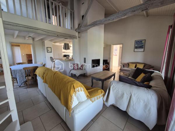 Coup de cœur assuré pour cette magnifique villa de construction traditionnelle (1979) de 200 m² habitables, idéalement exposée à flan de coteaux dans un cadre préservé à seulement 3 km de la cité historique et thermale de Lectoure. Parfaitement entretenue, la propriété est implantée sur une parcelle paysagère de 3 293 m² offrant une vue panoramique magnifique sur la ville de Lectoure d'une part et la chaîne des Pyrénées d'autre part. 
L'intérieur se distingue par ses volumes et sa luminosité. Vous découvrirez un vaste espace de vie de 50 m² avec cuisine ouverte et dînatoire entièrement équipée (avec son îlot central moderne conçu par un cuisiniste local). Ce séjour impressionne par son magnifique plafond cathédrale aux poutres apparentes et son insert à bois chaleureux. Les baies vitrées offrent un accès direct et de plain-pied vers les terrasses extérieures, créant une transition fluide entre l'intérieur, le jardin et la piscine aux belles dimensions 10x5. 
La maison principale propose 5 belles chambres avec placards (de 10 à 13m²) dont 3 mansardées, ainsi que 3 salles d’eau/bain bien réparties. Une pièce indépendante est idéalement aménagée en salle de musique ou de loisirs, une autre en bureau de télétravail, une troisième en buanderie/pièce de rangement de 20m². 
Atout majeur de cette propriété : un appartement indépendant de 35m² tout confort comprenant une chambre, un séjour/cuisine, une salle d'eau/wc et un espace nuit d'appoint en mezzanine,  idéal pour accueillir des proches en toute intimité ou pour générer d'excellents revenus en location saisonnière (très forte demande de vacances dans la région de Lectoure). 
Le parc arboré s'ouvre sur un espace détente d'exception : une grande piscine sécurisée par un volet roulant, entourée de superbes terrasses ombragées par des stores bannes, idéales pour vos repas d'été face aux champs de tournesols et au panorama pyrénéen. Deux garages et une grande cave complètent les prestations. Cette maison est en parfait état, très bien entretenue, avec un confort appréciable l'été grâce aux climatisations réversibles et le double vitrage, et en hiver avec l'insert (DPE en lettre C). Assainissement par Tout-à-l'égout. 

Remarque : durant la période estivale, les visites peuvent avoir lieu de 11h à 16h le 25/07, le 01/08, 15/08, 22/08. Prenez sans tarder rendez-vous au 06 79 15 47 27 pour ne pas rater cette opportunité !