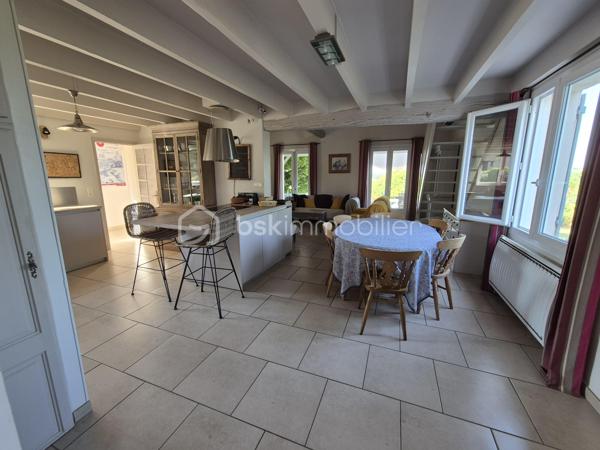 Coup de cœur assuré pour cette magnifique villa de construction traditionnelle (1979) de 200 m² habitables, idéalement exposée à flan de coteaux dans un cadre préservé à seulement 3 km de la cité historique et thermale de Lectoure. Parfaitement entretenue, la propriété est implantée sur une parcelle paysagère de 3 293 m² offrant une vue panoramique magnifique sur la ville de Lectoure d'une part et la chaîne des Pyrénées d'autre part. 
L'intérieur se distingue par ses volumes et sa luminosité. Vous découvrirez un vaste espace de vie de 50 m² avec cuisine ouverte et dînatoire entièrement équipée (avec son îlot central moderne conçu par un cuisiniste local). Ce séjour impressionne par son magnifique plafond cathédrale aux poutres apparentes et son insert à bois chaleureux. Les baies vitrées offrent un accès direct et de plain-pied vers les terrasses extérieures, créant une transition fluide entre l'intérieur, le jardin et la piscine aux belles dimensions 10x5. 
La maison principale propose 5 belles chambres avec placards (de 10 à 13m²) dont 3 mansardées, ainsi que 3 salles d’eau/bain bien réparties. Une pièce indépendante est idéalement aménagée en salle de musique ou de loisirs, une autre en bureau de télétravail, une troisième en buanderie/pièce de rangement de 20m². 
Atout majeur de cette propriété : un appartement indépendant de 35m² tout confort comprenant une chambre, un séjour/cuisine, une salle d'eau/wc et un espace nuit d'appoint en mezzanine,  idéal pour accueillir des proches en toute intimité ou pour générer d'excellents revenus en location saisonnière (très forte demande de vacances dans la région de Lectoure). 
Le parc arboré s'ouvre sur un espace détente d'exception : une grande piscine sécurisée par un volet roulant, entourée de superbes terrasses ombragées par des stores bannes, idéales pour vos repas d'été face aux champs de tournesols et au panorama pyrénéen. Deux garages et une grande cave complètent les prestations. Cette maison est en parfait état, très bien entretenue, avec un confort appréciable l'été grâce aux climatisations réversibles et le double vitrage, et en hiver avec l'insert (DPE en lettre C). Assainissement par Tout-à-l'égout. 

Remarque : durant la période estivale, les visites peuvent avoir lieu de 11h à 16h le 25/07, le 01/08, 15/08, 22/08. Prenez sans tarder rendez-vous au 06 79 15 47 27 pour ne pas rater cette opportunité !