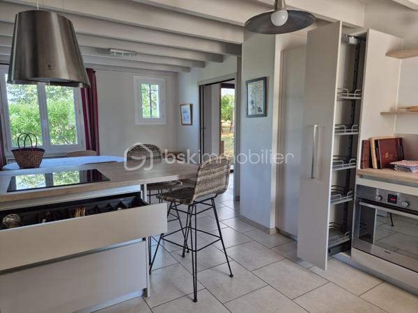 Coup de cœur assuré pour cette magnifique villa de construction traditionnelle (1979) de 200 m² habitables, idéalement exposée à flan de coteaux dans un cadre préservé à seulement 3 km de la cité historique et thermale de Lectoure. Parfaitement entretenue, la propriété est implantée sur une parcelle paysagère de 3 293 m² offrant une vue panoramique magnifique sur la ville de Lectoure d'une part et la chaîne des Pyrénées d'autre part. 
L'intérieur se distingue par ses volumes et sa luminosité. Vous découvrirez un vaste espace de vie de 50 m² avec cuisine ouverte et dînatoire entièrement équipée (avec son îlot central moderne conçu par un cuisiniste local). Ce séjour impressionne par son magnifique plafond cathédrale aux poutres apparentes et son insert à bois chaleureux. Les baies vitrées offrent un accès direct et de plain-pied vers les terrasses extérieures, créant une transition fluide entre l'intérieur, le jardin et la piscine aux belles dimensions 10x5. 
La maison principale propose 5 belles chambres avec placards (de 10 à 13m²) dont 3 mansardées, ainsi que 3 salles d’eau/bain bien réparties. Une pièce indépendante est idéalement aménagée en salle de musique ou de loisirs, une autre en bureau de télétravail, une troisième en buanderie/pièce de rangement de 20m². 
Atout majeur de cette propriété : un appartement indépendant de 35m² tout confort comprenant une chambre, un séjour/cuisine, une salle d'eau/wc et un espace nuit d'appoint en mezzanine,  idéal pour accueillir des proches en toute intimité ou pour générer d'excellents revenus en location saisonnière (très forte demande de vacances dans la région de Lectoure). 
Le parc arboré s'ouvre sur un espace détente d'exception : une grande piscine sécurisée par un volet roulant, entourée de superbes terrasses ombragées par des stores bannes, idéales pour vos repas d'été face aux champs de tournesols et au panorama pyrénéen. Deux garages et une grande cave complètent les prestations. Cette maison est en parfait état, très bien entretenue, avec un confort appréciable l'été grâce aux climatisations réversibles et le double vitrage, et en hiver avec l'insert (DPE en lettre C). Assainissement par Tout-à-l'égout. 

Remarque : durant la période estivale, les visites peuvent avoir lieu de 11h à 16h le 25/07, le 01/08, 15/08, 22/08. Prenez sans tarder rendez-vous au 06 79 15 47 27 pour ne pas rater cette opportunité !