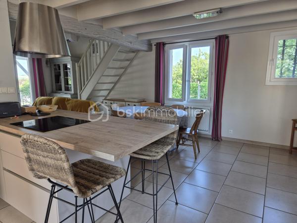 Coup de cœur assuré pour cette magnifique villa de construction traditionnelle (1979) de 200 m² habitables, idéalement exposée à flan de coteaux dans un cadre préservé à seulement 3 km de la cité historique et thermale de Lectoure. Parfaitement entretenue, la propriété est implantée sur une parcelle paysagère de 3 293 m² offrant une vue panoramique magnifique sur la ville de Lectoure d'une part et la chaîne des Pyrénées d'autre part. 
L'intérieur se distingue par ses volumes et sa luminosité. Vous découvrirez un vaste espace de vie de 50 m² avec cuisine ouverte et dînatoire entièrement équipée (avec son îlot central moderne conçu par un cuisiniste local). Ce séjour impressionne par son magnifique plafond cathédrale aux poutres apparentes et son insert à bois chaleureux. Les baies vitrées offrent un accès direct et de plain-pied vers les terrasses extérieures, créant une transition fluide entre l'intérieur, le jardin et la piscine aux belles dimensions 10x5. 
La maison principale propose 5 belles chambres avec placards (de 10 à 13m²) dont 3 mansardées, ainsi que 3 salles d’eau/bain bien réparties. Une pièce indépendante est idéalement aménagée en salle de musique ou de loisirs, une autre en bureau de télétravail, une troisième en buanderie/pièce de rangement de 20m². 
Atout majeur de cette propriété : un appartement indépendant de 35m² tout confort comprenant une chambre, un séjour/cuisine, une salle d'eau/wc et un espace nuit d'appoint en mezzanine,  idéal pour accueillir des proches en toute intimité ou pour générer d'excellents revenus en location saisonnière (très forte demande de vacances dans la région de Lectoure). 
Le parc arboré s'ouvre sur un espace détente d'exception : une grande piscine sécurisée par un volet roulant, entourée de superbes terrasses ombragées par des stores bannes, idéales pour vos repas d'été face aux champs de tournesols et au panorama pyrénéen. Deux garages et une grande cave complètent les prestations. Cette maison est en parfait état, très bien entretenue, avec un confort appréciable l'été grâce aux climatisations réversibles et le double vitrage, et en hiver avec l'insert (DPE en lettre C). Assainissement par Tout-à-l'égout. 

Remarque : durant la période estivale, les visites peuvent avoir lieu de 11h à 16h le 25/07, le 01/08, 15/08, 22/08. Prenez sans tarder rendez-vous au 06 79 15 47 27 pour ne pas rater cette opportunité !