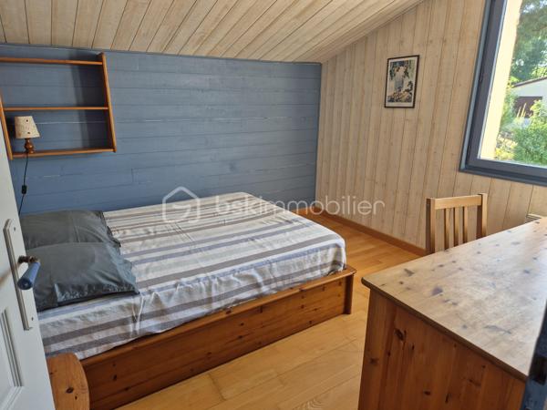 Coup de cœur assuré pour cette magnifique villa de construction traditionnelle (1979) de 200 m² habitables, idéalement exposée à flan de coteaux dans un cadre préservé à seulement 3 km de la cité historique et thermale de Lectoure. Parfaitement entretenue, la propriété est implantée sur une parcelle paysagère de 3 293 m² offrant une vue panoramique magnifique sur la ville de Lectoure d'une part et la chaîne des Pyrénées d'autre part. 
L'intérieur se distingue par ses volumes et sa luminosité. Vous découvrirez un vaste espace de vie de 50 m² avec cuisine ouverte et dînatoire entièrement équipée (avec son îlot central moderne conçu par un cuisiniste local). Ce séjour impressionne par son magnifique plafond cathédrale aux poutres apparentes et son insert à bois chaleureux. Les baies vitrées offrent un accès direct et de plain-pied vers les terrasses extérieures, créant une transition fluide entre l'intérieur, le jardin et la piscine aux belles dimensions 10x5. 
La maison principale propose 5 belles chambres avec placards (de 10 à 13m²) dont 3 mansardées, ainsi que 3 salles d’eau/bain bien réparties. Une pièce indépendante est idéalement aménagée en salle de musique ou de loisirs, une autre en bureau de télétravail, une troisième en buanderie/pièce de rangement de 20m². 
Atout majeur de cette propriété : un appartement indépendant de 35m² tout confort comprenant une chambre, un séjour/cuisine, une salle d'eau/wc et un espace nuit d'appoint en mezzanine,  idéal pour accueillir des proches en toute intimité ou pour générer d'excellents revenus en location saisonnière (très forte demande de vacances dans la région de Lectoure). 
Le parc arboré s'ouvre sur un espace détente d'exception : une grande piscine sécurisée par un volet roulant, entourée de superbes terrasses ombragées par des stores bannes, idéales pour vos repas d'été face aux champs de tournesols et au panorama pyrénéen. Deux garages et une grande cave complètent les prestations. Cette maison est en parfait état, très bien entretenue, avec un confort appréciable l'été grâce aux climatisations réversibles et le double vitrage, et en hiver avec l'insert (DPE en lettre C). Assainissement par Tout-à-l'égout. 

Remarque : durant la période estivale, les visites peuvent avoir lieu de 11h à 16h le 25/07, le 01/08, 15/08, 22/08. Prenez sans tarder rendez-vous au 06 79 15 47 27 pour ne pas rater cette opportunité !