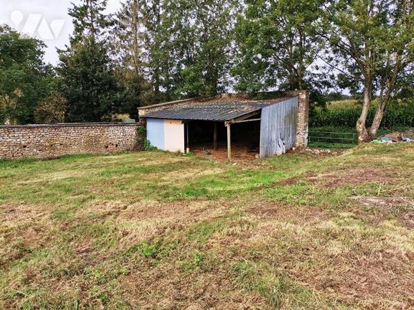 Proche du lac de RABODANGES: Maison en pierres à restaurer, sur environ 2 000m² de terrain