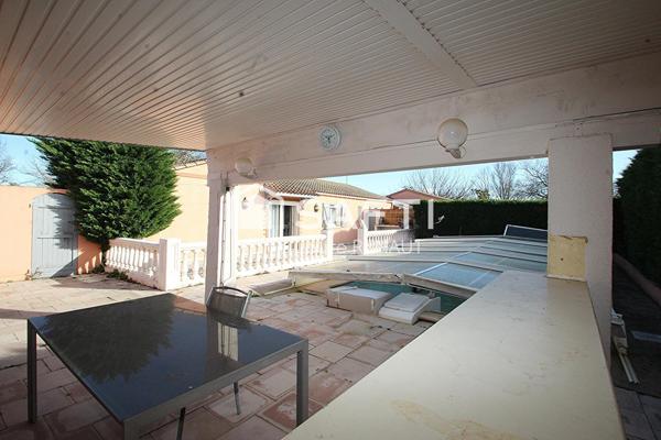 Plain-pied - Pièce de vie de 45m² - 3 chambres - Garage - Piscine - Pool House