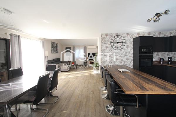 Plain-pied - Pièce de vie de 45m² - 3 chambres - Garage - Piscine - Pool House