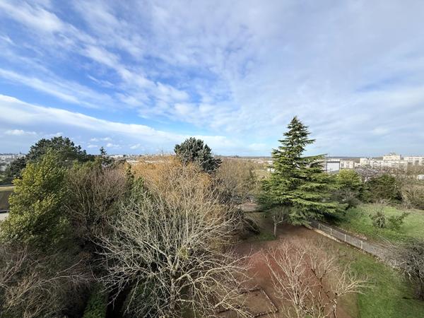 Superbe appartement 4 pièces à vendre à Angers - Dernier étage avec vue dégagée !