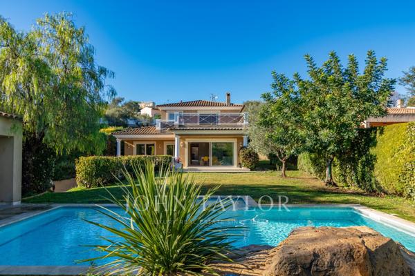 Antibes | Villa avec piscine, studio indépendant et vaste sous-sol