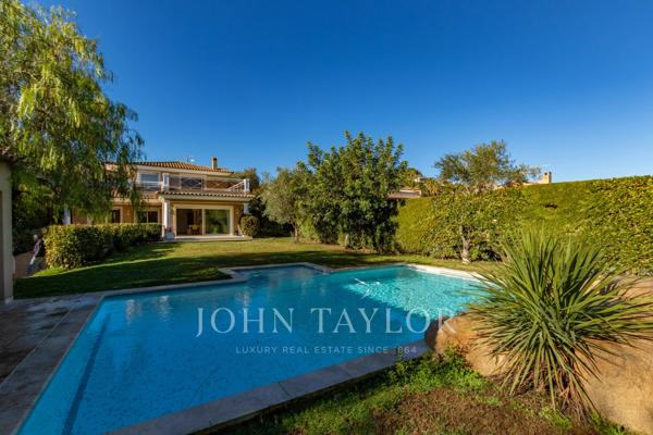 Antibes | Villa avec piscine, studio indépendant et vaste sous-sol