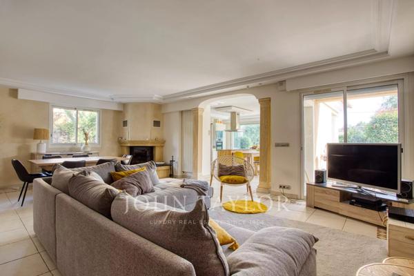 Antibes | Villa avec piscine, studio indépendant et vaste sous-sol