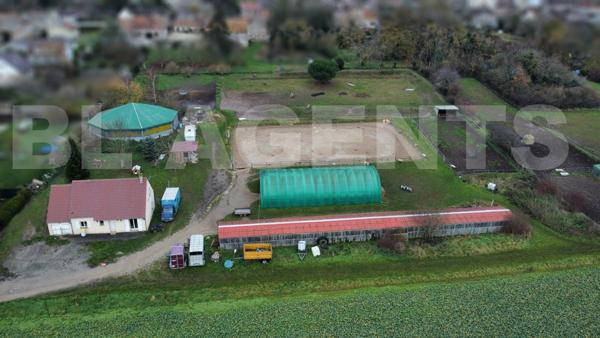 Centre équestre et maison d'habitation, sur un domaine de 2,5 hectares