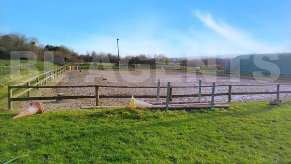 Centre équestre et maison d'habitation, sur un domaine de 2,5 hectares