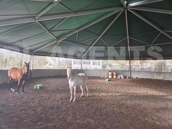 Centre équestre et maison d'habitation, sur un domaine de 2,5 hectares