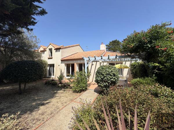 Maison
                                                                                                                                                                                                                                                                                                                        5 pièce(s)                                                                                                                                                                                                          3 chambre(s)                                                                                                                                                                                                          145.5  m²