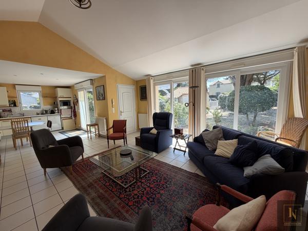 Maison
                                                                                                                                                                                                                                                                                                                        5 pièce(s)                                                                                                                                                                                                          3 chambre(s)                                                                                                                                                                                                          145.5  m²