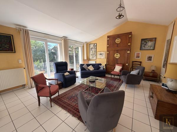 Maison
                                                                                                                                                                                                                                                                                                                        5 pièce(s)                                                                                                                                                                                                          3 chambre(s)                                                                                                                                                                                                          145.5  m²