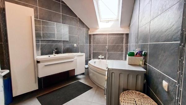 Longère de plain - pied  rénovée 7 pièces de 126 m2 avec sa piscine et son superbe terrain extérieur à 10 mn de Le Mans secteur Sud Sarthe