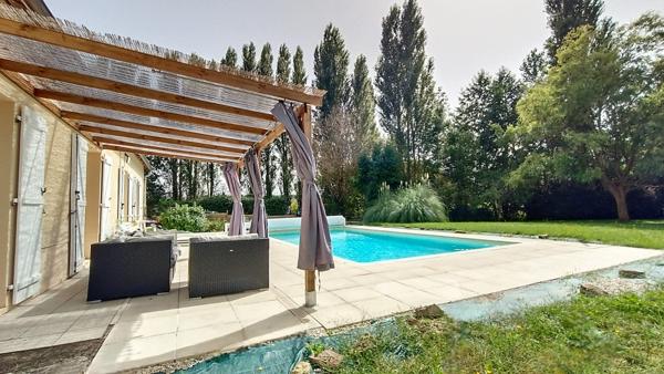 Longère de plain - pied  rénovée 7 pièces de 126 m2 avec sa piscine et son superbe terrain extérieur à 10 mn de Le Mans secteur Sud Sarthe