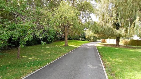 Longère de plain - pied  rénovée 7 pièces de 126 m2 avec sa piscine et son superbe terrain extérieur à 10 mn de Le Mans secteur Sud Sarthe