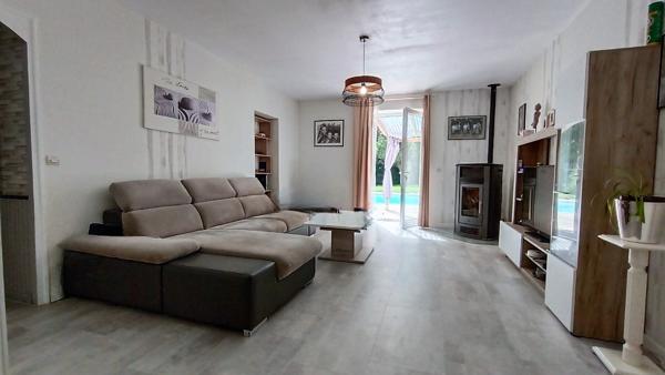 Longère de plain - pied  rénovée 7 pièces de 126 m2 avec sa piscine et son superbe terrain extérieur à 10 mn de Le Mans secteur Sud Sarthe