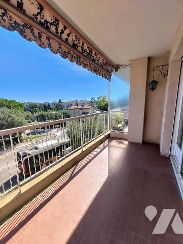 Appartement 3 pièces traversant de 70 m² avec terrasse, balcon, garage et cave