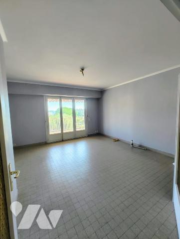 Appartement 3 pièces traversant de 70 m² avec terrasse, balcon, garage et cave