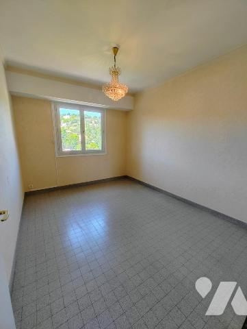 Appartement 3 pièces traversant de 70 m² avec terrasse, balcon, garage et cave