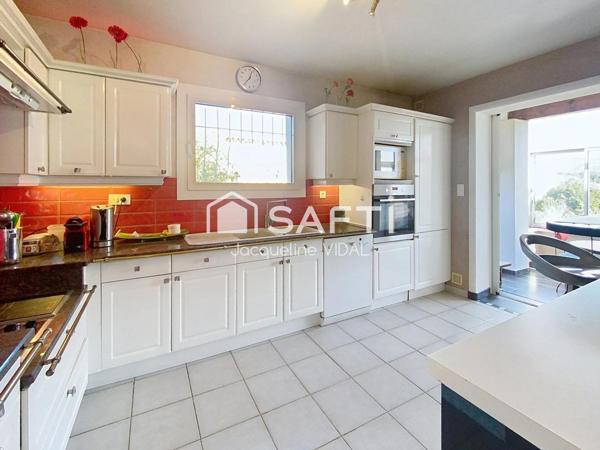 Maison 200 m² avec vue panoramique, piscine, studio indépendant – Terrain de 622 m²