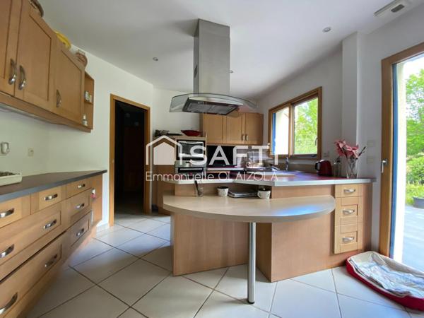 300 m2 au sol, aucun travaux ni vis à vis, studio déjà aménagé, 2038 m2, piscinable,